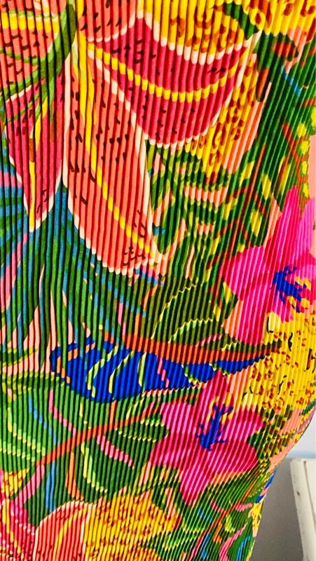 Abito floreale plissettato a fisarmonica con vivaci colori e dettagli floreali, firmato Jack&Ros.