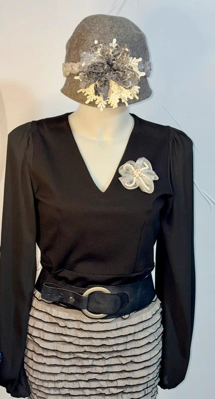 Outfit dalla taglia XS alla XL Gonna a Balze Spilla e Cappello in Pizzo Misure In Foto