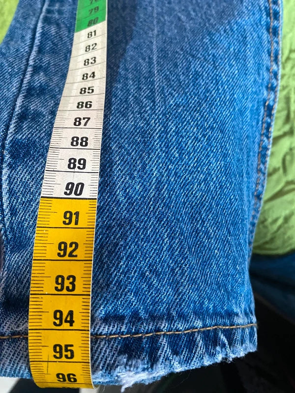 Women's vintage jeans outfit