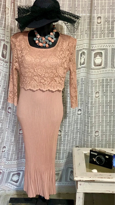 Abito Incantevole in Pizzo Plissettato