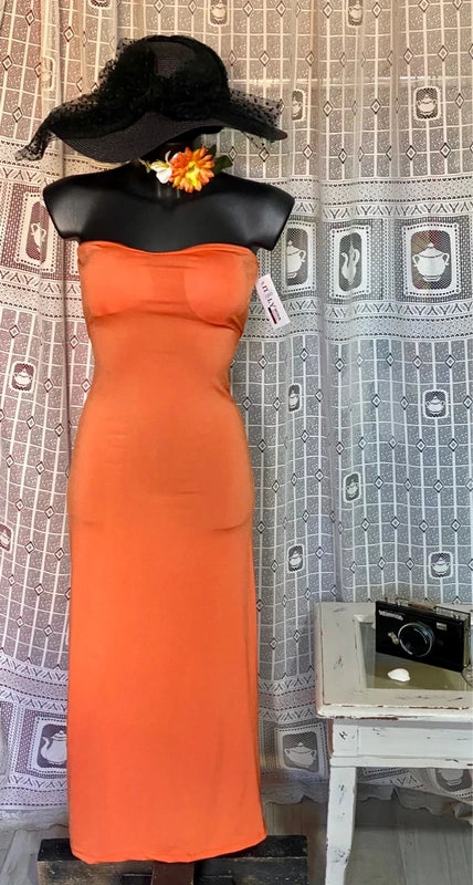 Abito lungo retrò donna morani displayed on mannequin with orange color and floral accessories.