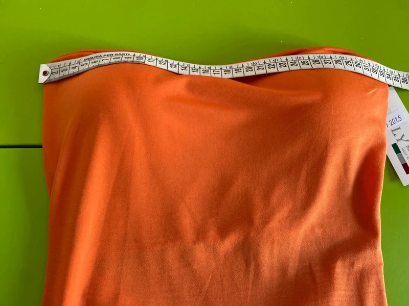 misure Abito lungo retrò donna morani displayed on mannequin with orange color and floral accessories.