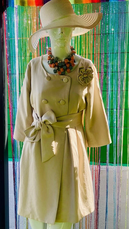 Abito Vintage con Spilla