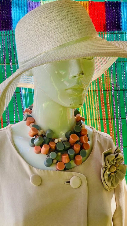 Abito Vintage con Spilla