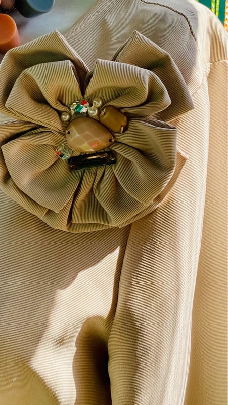 Abito Vintage con Spilla