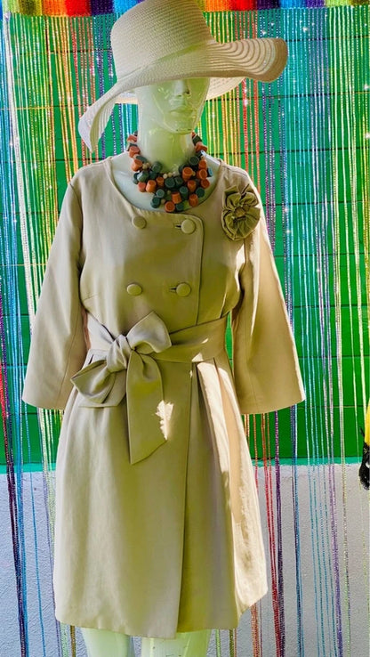 Abito Vintage con Spilla