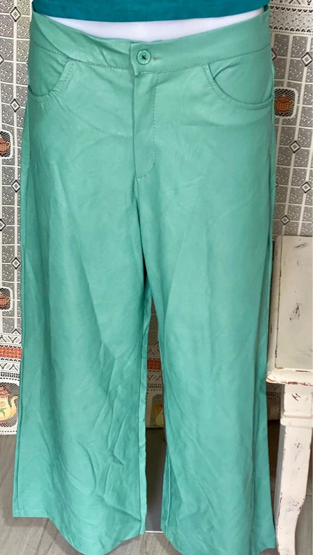 Completo pantalone a palazzo di pelle e top