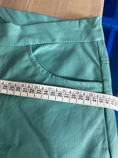 Completo pantalone a palazzo di pelle e top