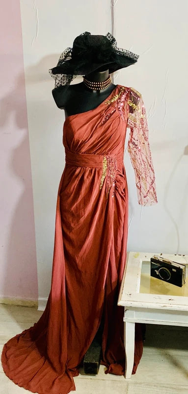 Elegant one-shoulder dress with sequins