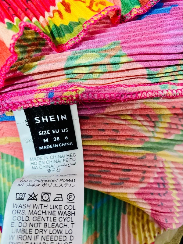 Abito floreale plissettato a fisarmonica con vivaci colori e dettagli floreali, firmato Jack&amp;Ros.