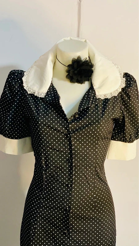 Abito a pois con collo ampio in pizzo misure In Foto