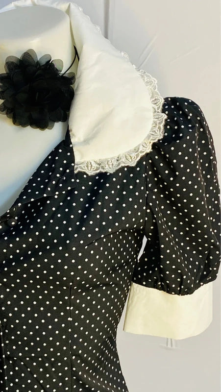 Abito a pois con collo ampio in pizzo misure In Foto