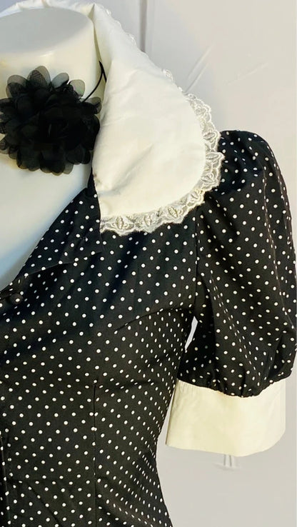 Abito a pois con collo ampio in pizzo misure In Foto