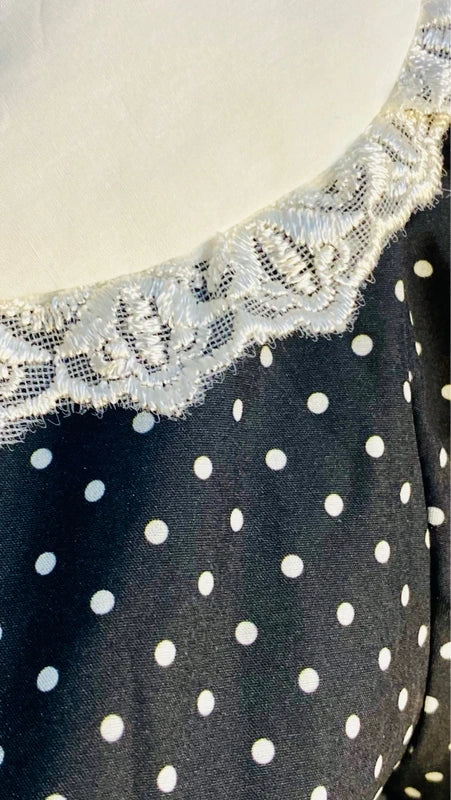 Abito a pois con collo ampio in pizzo misure In Foto