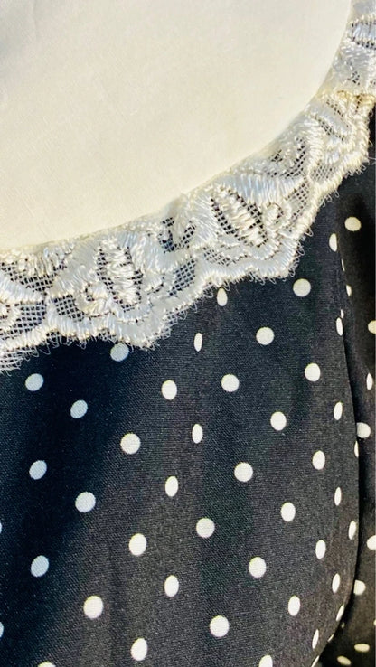 Abito a pois con collo ampio in pizzo misure In Foto