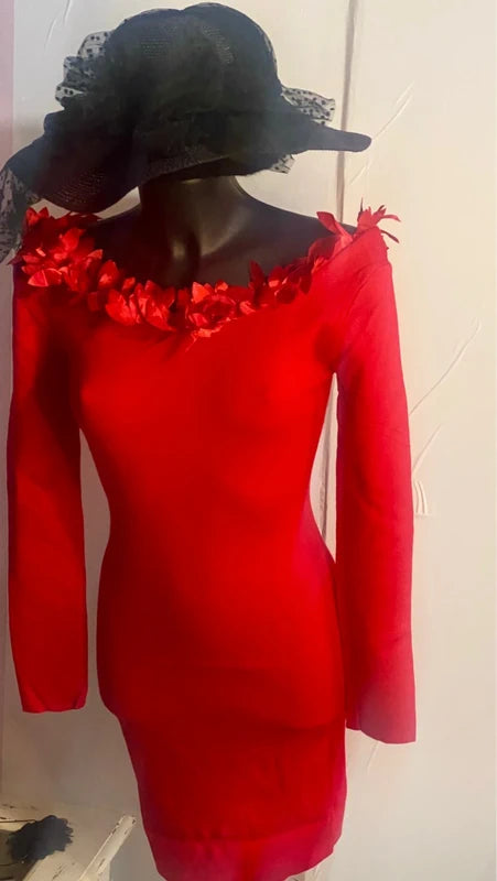 Abito Rosso elastico con Fiori Taglia parte da una M fino alla 50 Misure nelle foto