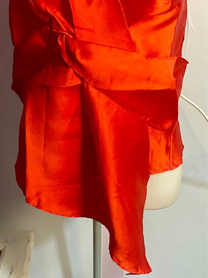 Top Blusa Elegante In Raso Con Spilla con Donna Misure in Foto