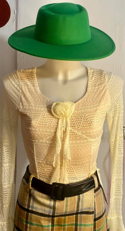 Top Maglia in Pizzo con Voilant Con Spilla & Gonna in Tartan Cappello In Regalo Misure In Foto