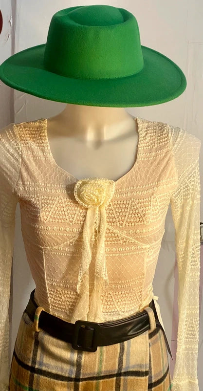 Top Maglia in Pizzo con Voilant Con Spilla & Gonna in Tartan Cappello In Regalo Misure In Foto