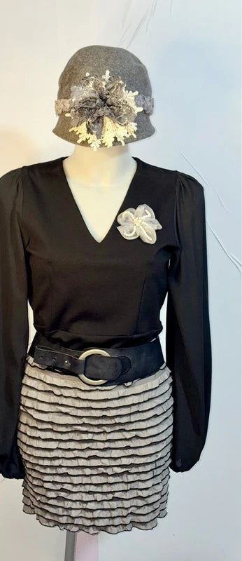 Outfit dalla taglia XS alla XL Gonna a Balze Spilla e Cappello in Pizzo Misure In Foto