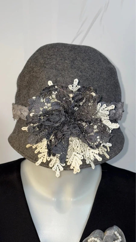 Outfit dalla taglia XS alla XL Gonna a Balze Spilla e Cappello in Pizzo Misure In Foto