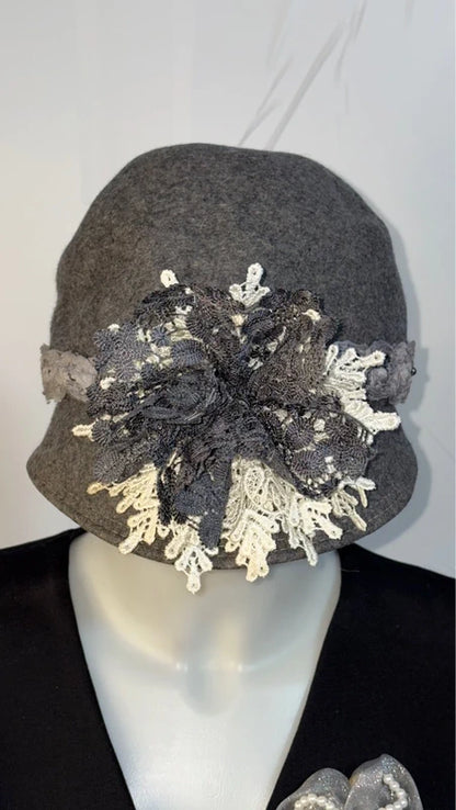 Outfit dalla taglia XS alla XL Gonna a Balze Spilla e Cappello in Pizzo Misure In Foto