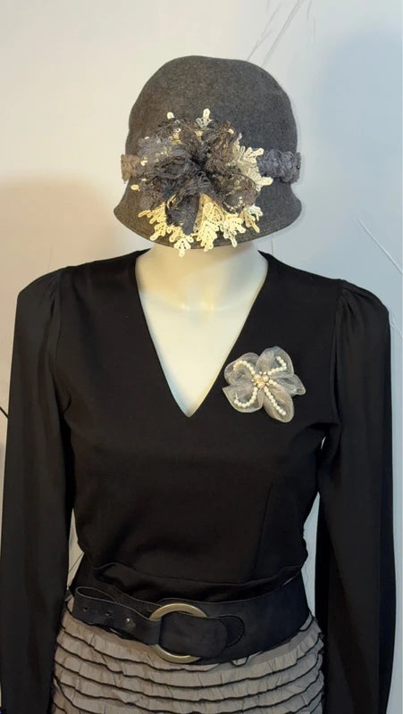 Outfit dalla taglia XS alla XL Gonna a Balze Spilla e Cappello in Pizzo Misure In Foto