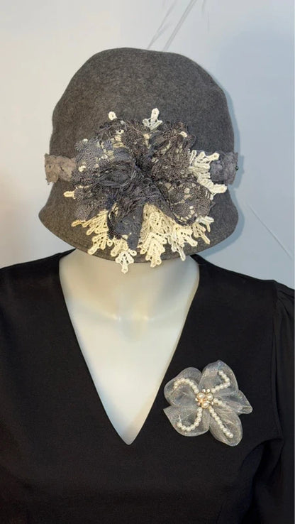 Outfit dalla taglia XS alla XL Gonna a Balze Spilla e Cappello in Pizzo Misure In Foto