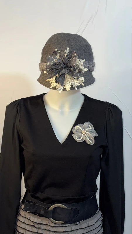 Outfit dalla taglia XS alla XL Gonna a Balze Spilla e Cappello in Pizzo Misure In Foto