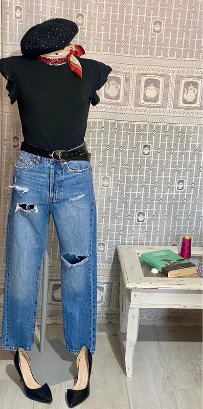 Women's vintage jeans outfit