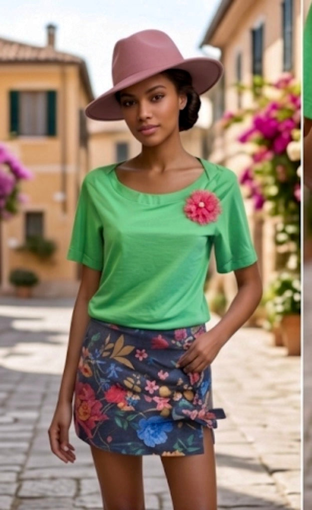 Gonna Shorts T-Shirt con spilla