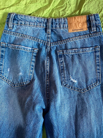 Women's vintage jeans outfit