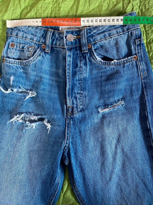 Women's vintage jeans outfit