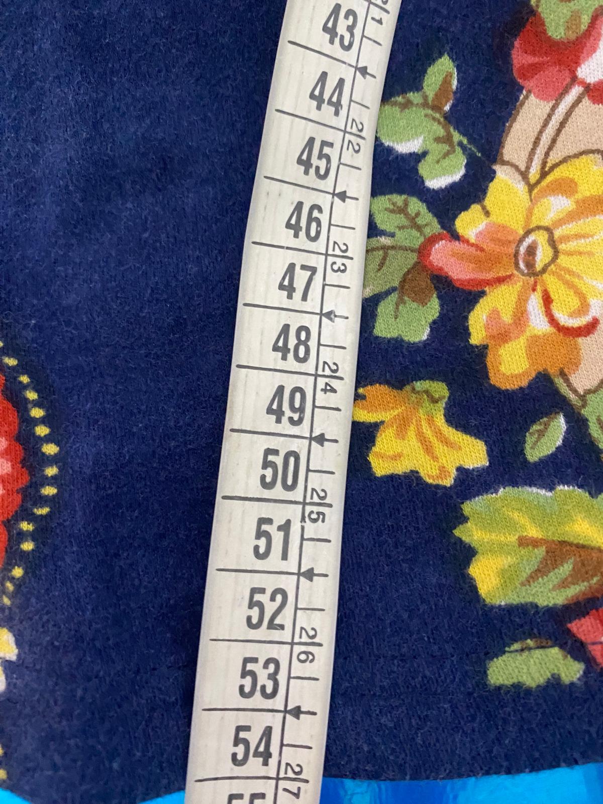 Completo con Gonna a Vita Alta & Top Misure nelle Foto