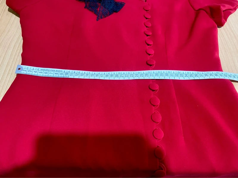 Abito elegante in pizzo rosso