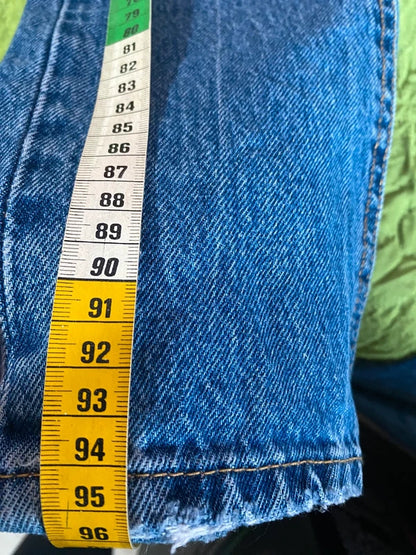 Women's vintage jeans outfit