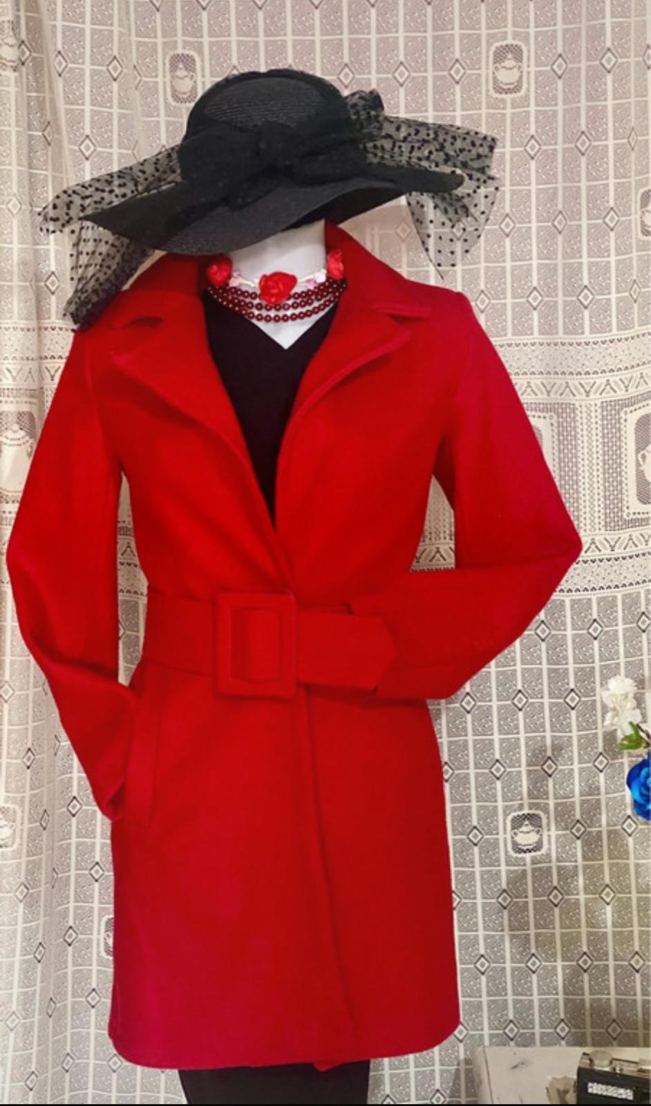 Cappotto Rosso Con Cintura e Tubino