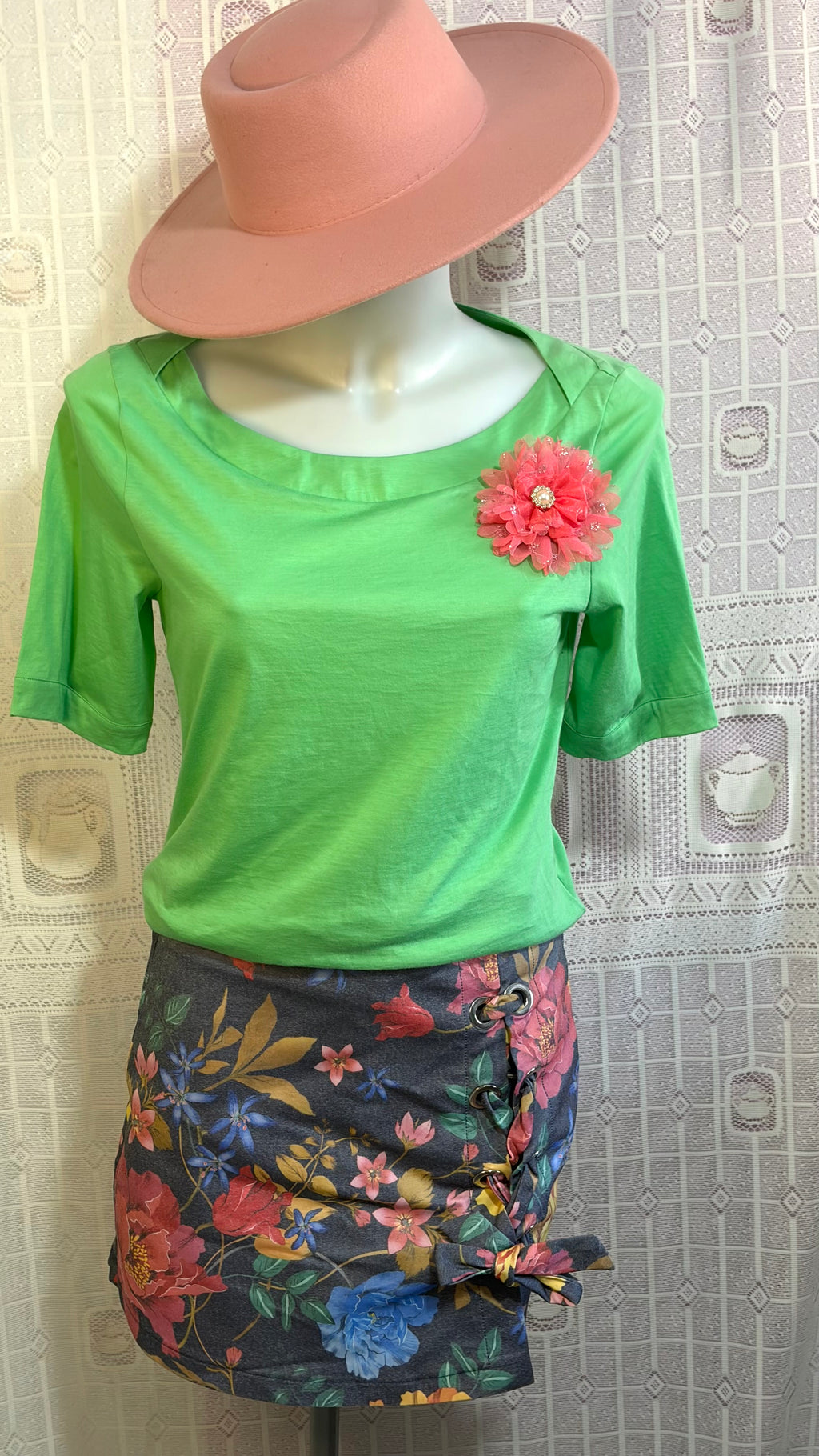 Gonna Shorts T-Shirt con spilla