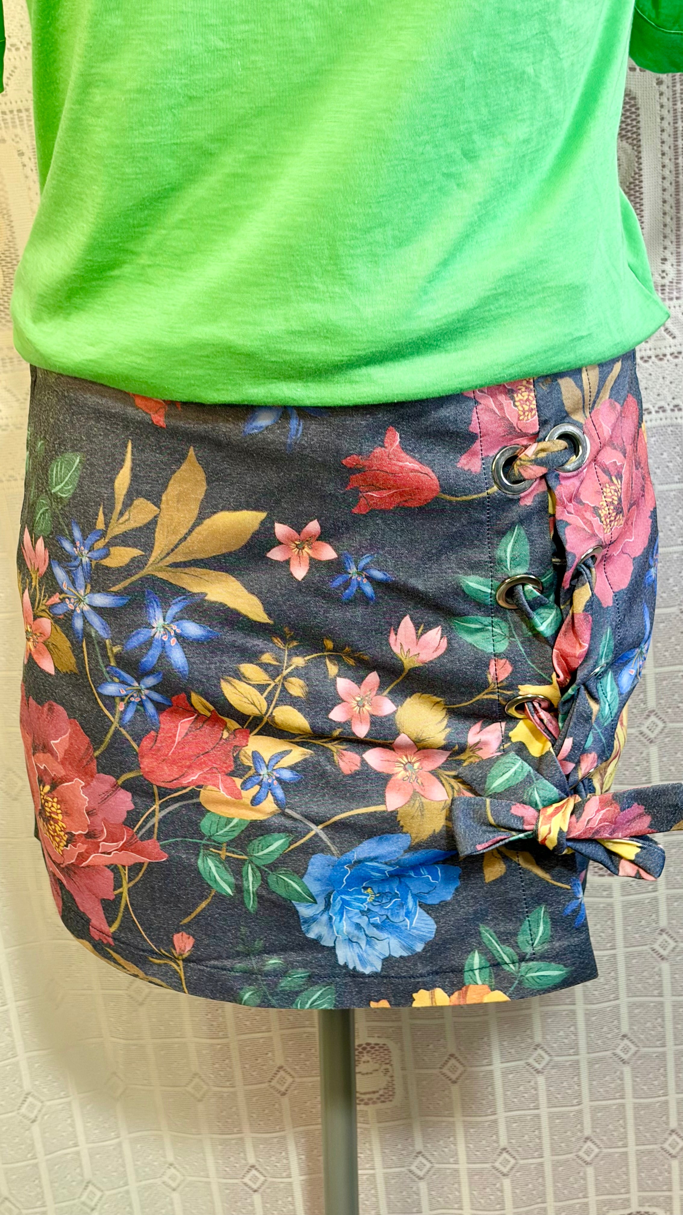 Gonna Shorts T-Shirt con spilla