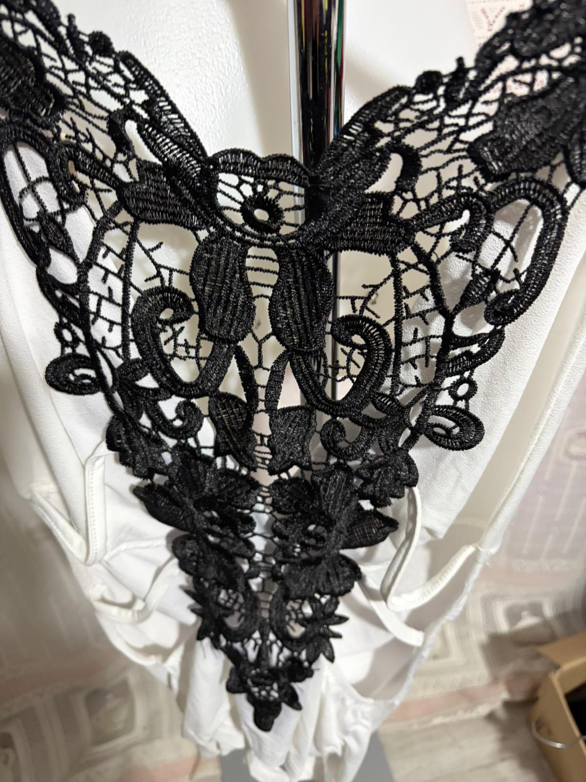 Top drappeggiato elastico con scollo sul retro in pizzo