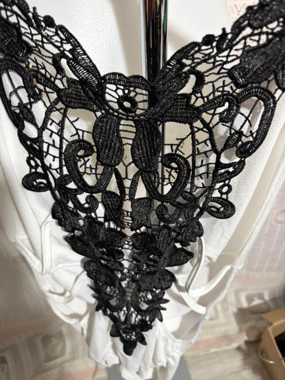 Top drappeggiato elastico con scollo sul retro in pizzo