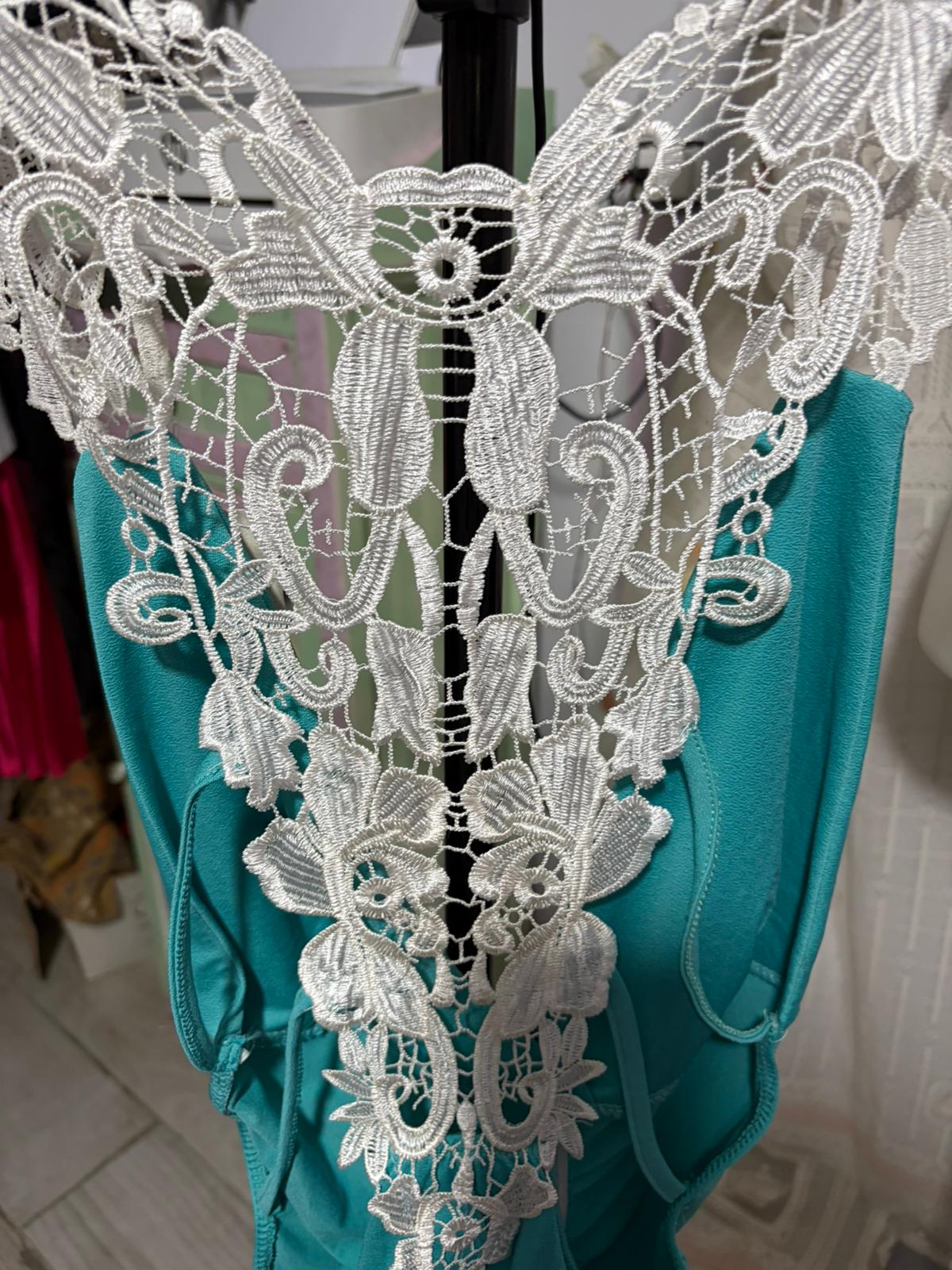 Top drappeggiato elastico con scollo sul retro in pizzo