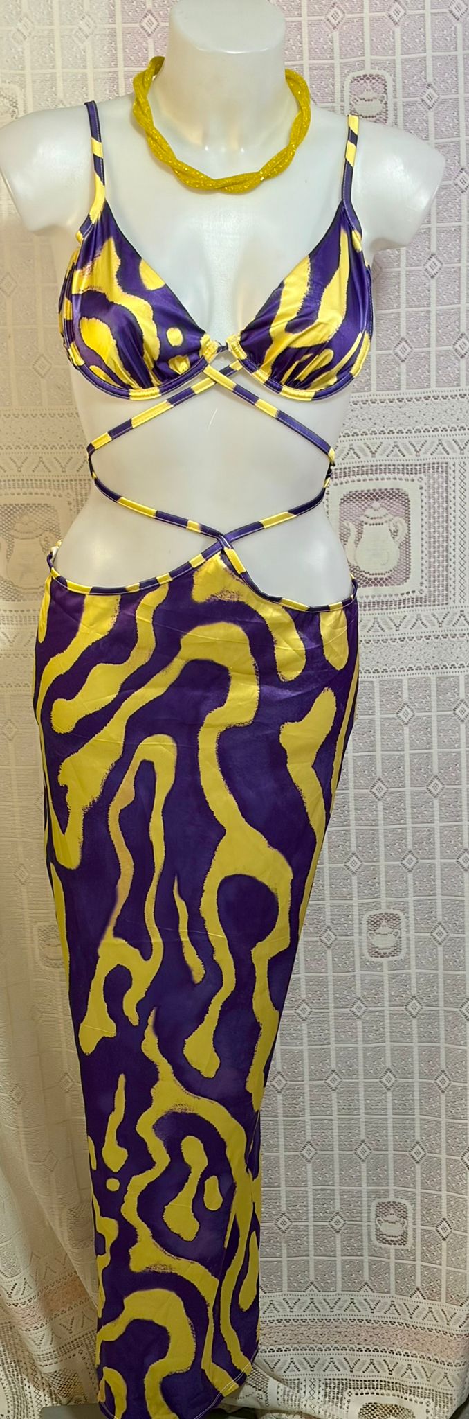 Abito lungo giallo e viola