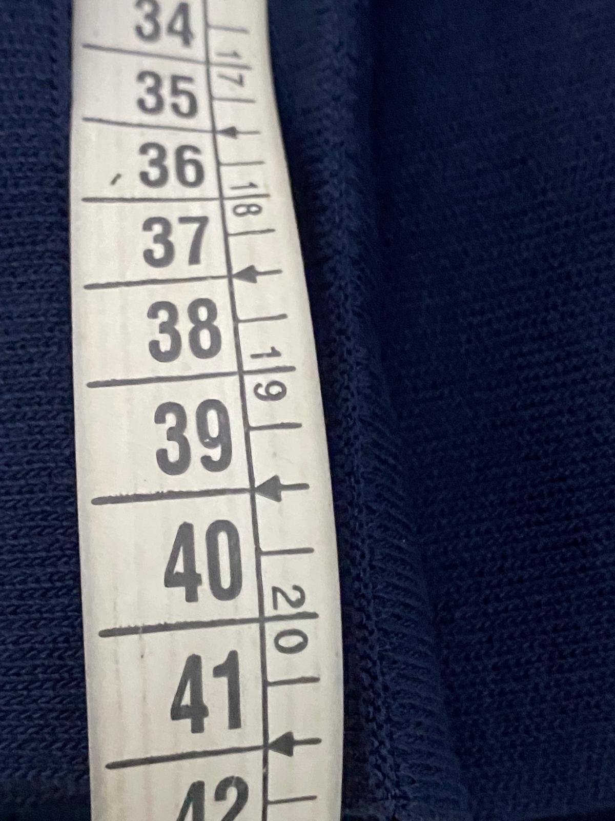 Completo con Gonna a Vita Alta & Top Misure nelle Foto